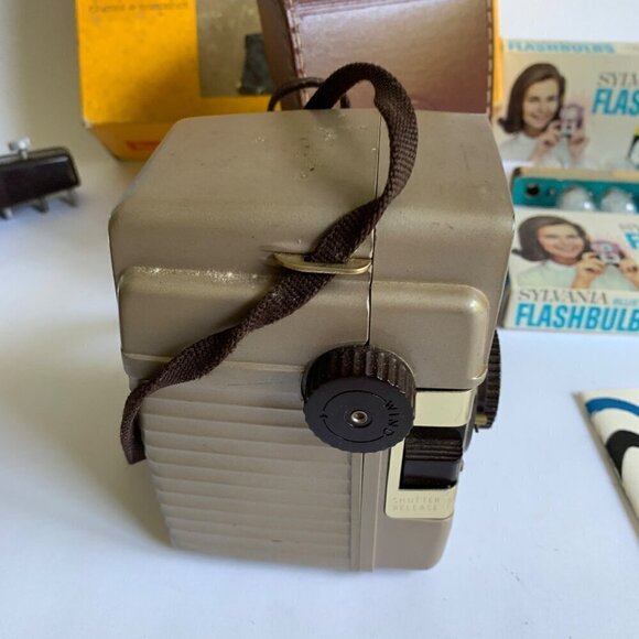 Kodak Brownie Bulls-Eye Camera Outfit In Box Flash Bulbs Leather Case - Picture 7 of 13